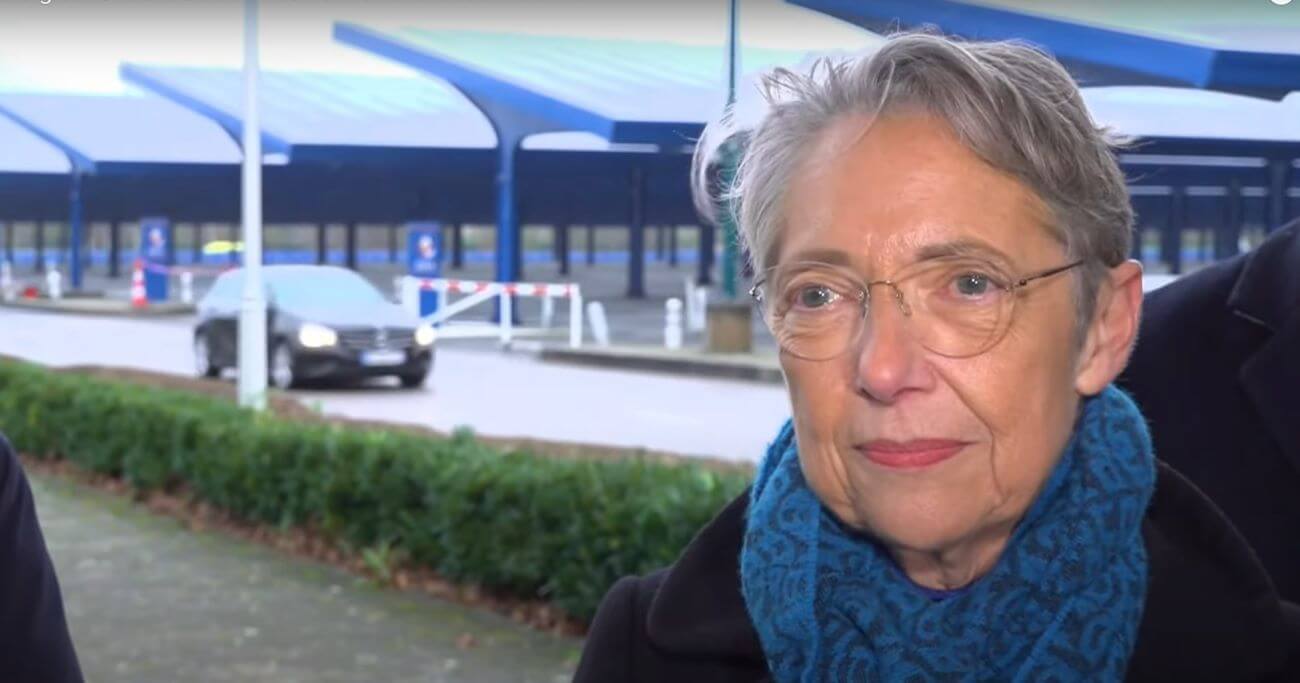 Photo d'Elisabeth borne sous les ombrières photovoltaïques à Disneyland